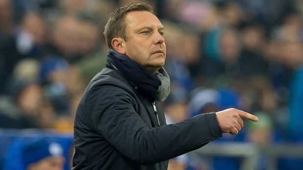 
                <strong>Hannover 96 - sieben Trainerwechsel</strong><br>
                Zwei längere Amtszeiten von Dieter Hecking (1076 Tage) und Mirko Slomka (1438 Tage) sorgten bei 96 für einen vergleichsweise geringen Verschleiß, und das immerhin trotz eines strengen Vereinsbosses wie Martin Kind. Am traurigsten wahr wohl das Missverständnis mit Thomas Schaaf, den es Anfang 2016 drei Monate hielt. Inzwischen ist Andre Breitenreiter Chefcoach, er stieg mit Hannover vor der aktuellen Saison in die Bundesliga auf.
              