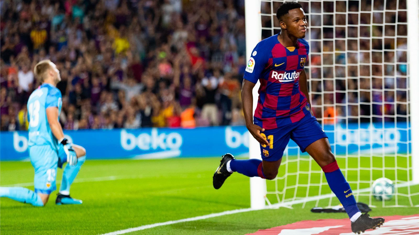 
                <strong>Erster Treffer im Camp Nou</strong><br>
                Und Fatis Traum ging weiter. Gegen den FC Valencia feierte er sein Startelf-Debüt in La Liga. Das Spiel war keine zwei Minuten alt, da schlug der 16-Jährige bereits zu. Nach Vorlage von Frenkie de Jong versenkte Fati den Ball in den Maschen. 
              