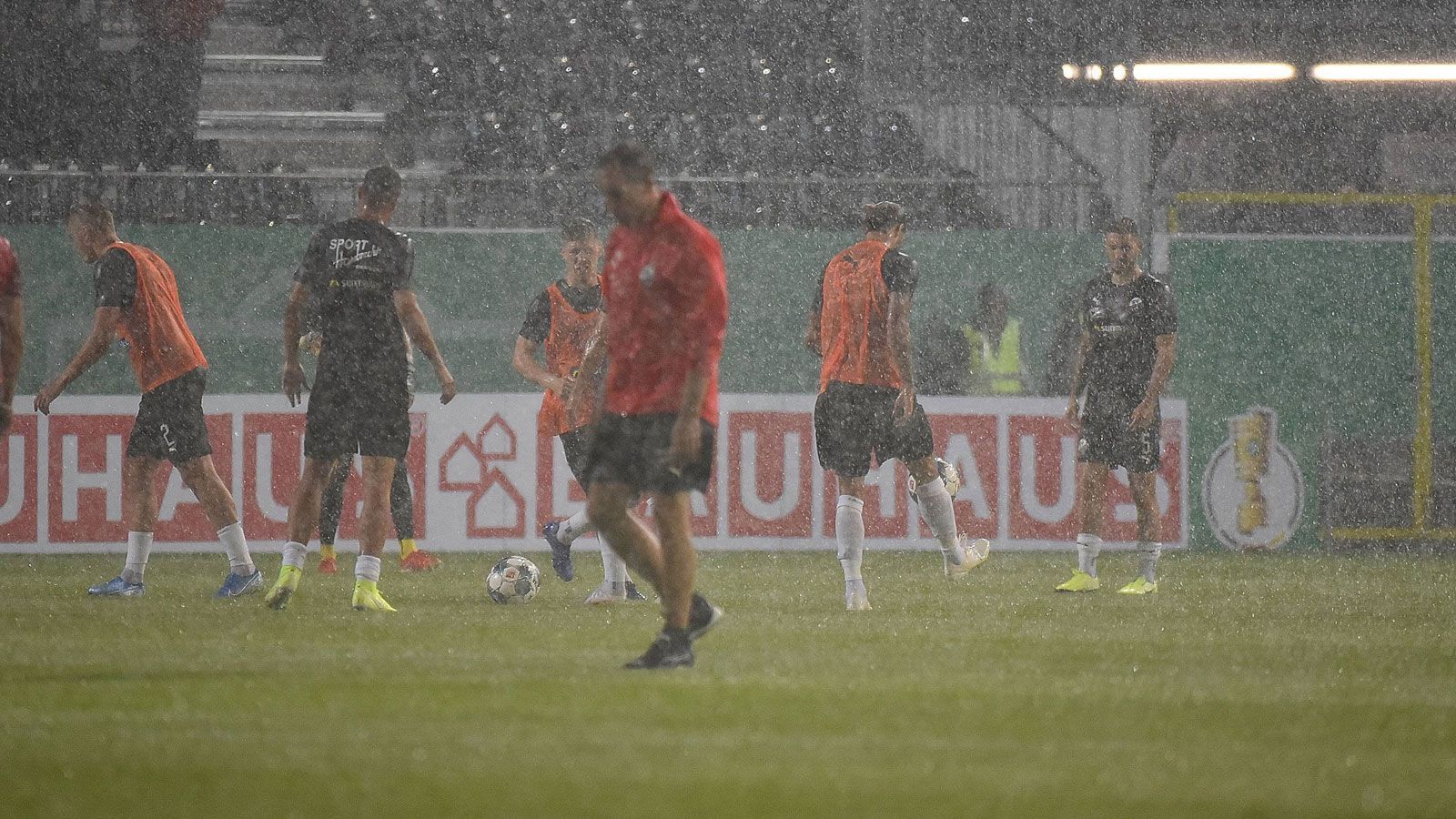 
                <strong>DFB-Pokal: Unwetter-Chaos in Sandhausen</strong><br>
                Der DFB-Pokal 2019 hat schon vor dem ersten Spiel die erste kuriose Geschichte. Denn das Spiel zwischen dem SV Sandhausen und Borussia Mönchengladbach kann nicht wie geplant um 20:45 angepfiffen werden. Der Grund: Ein starkes Unwetter. Selbst eine Absage für heute ist möglich. ran.de fasst die Ereignisse zusammen.
              