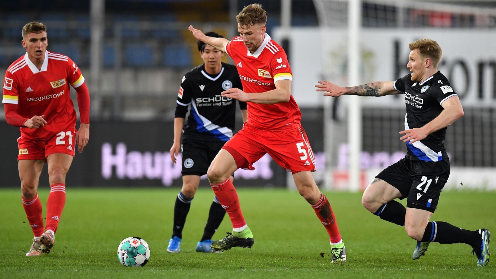 
                <strong>Das schmerzvolle Bundesliga-Duell Bielefeld vs. Union</strong><br>
                Einen zweiten Zusammenprall gab es in den ersten 45 Minuten auch noch - aber kein Bild davon. Unions Friedrich krachte im Mittelfeld mit ...
              