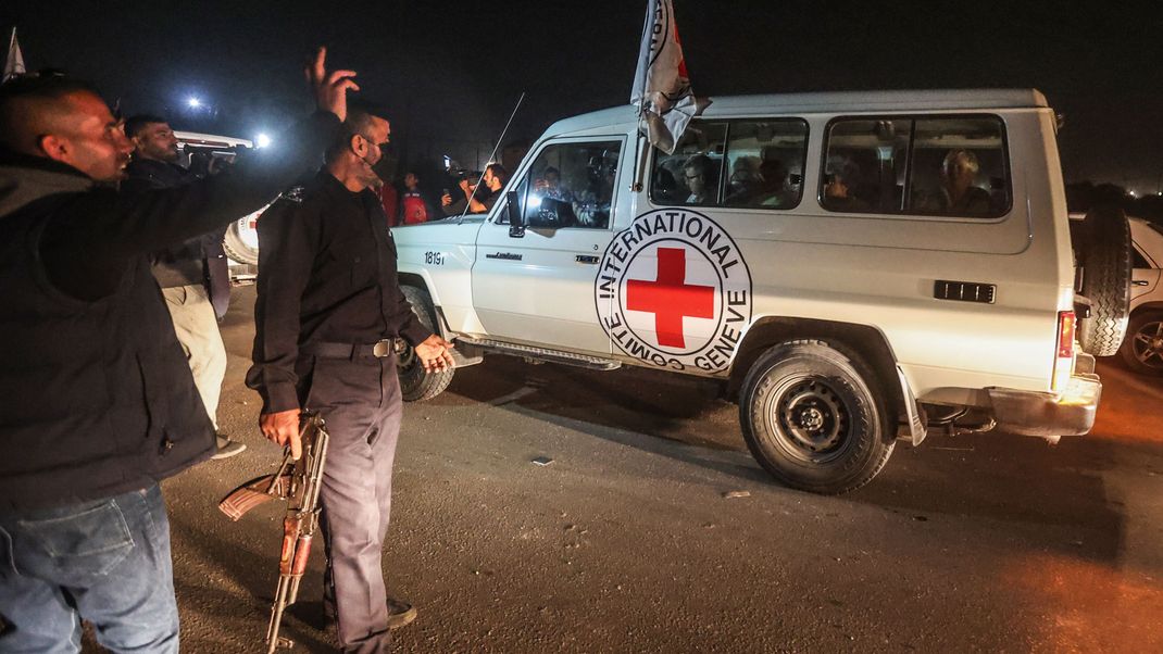 Geiseln verlassen in einem Fahrzeug des Roten Kreuzes den Gazastreifen.