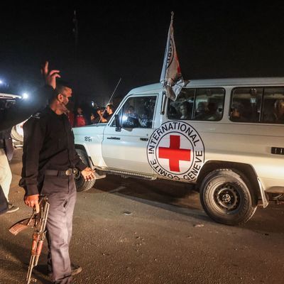 Geiseln verlassen in einem Fahrzeug des Roten Kreuzes den Gazastreifen.