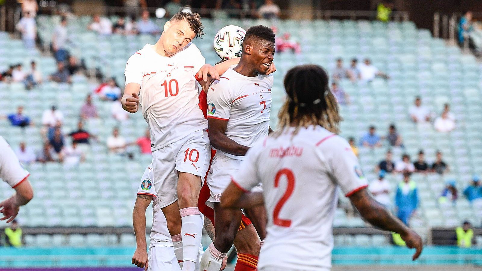 
                <strong>Schweizer Mutmacher für das EM-Achtelfinale gegen Frankreich</strong><br>
                Am Montagabend trifft die Schweiz im Achtelfinale auf Frankreich (ab 21:00 Uhr im Liveticker auf ran.de). Die "Nati" geht zwar als klarer Underdog in das Duell mit dem amtierenden Weltmeister, eine Chance auf das Weiterkommen besteht natürlich dennoch. ran hat in der Galerie fünf Mutmacher für die Eidgenossen aufgelistet.
              