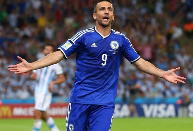 
                <strong>Vedad Ibisevic (1 Tor, Bosnien, VfB Stuttgart)</strong><br>
                Dieser Treffer kommt zu spät. Als Joker netzt Vedad Ibisevic beim 1:2 gegen Argentinien zum Endstand ein. Immerhin schießt sich der 29-Jährige damit in die Geschichtsbücher: Es ist das erste bosnische WM-Tor - im ersten WM-Spiel des Landes.
              