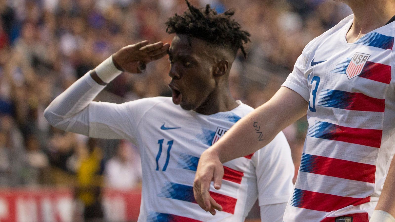 
                <strong>Timothy Weah</strong><br>
                Timothy Weah hat bereits zahlreiche Länderspiele für die USA absolviert. Der 21-jährige Sohn von George steht in Frankreich beim OSC Lille unter Vertrag und kommt dort als Mittelstürmer oder Rechtsaußen zum Einsatz.
              