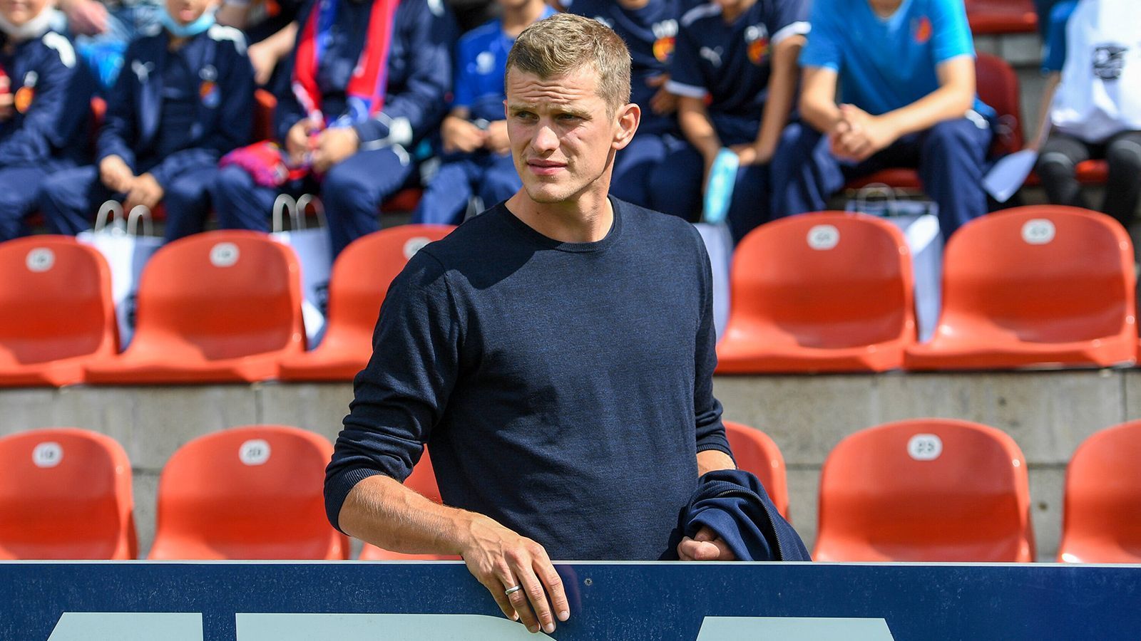 
                <strong>Sven Bender (Borussia Dortmund) </strong><br>
                Gemeinsam mit seinem Zwillingsbruder Lars spielt Sven bei seinem Jugendverein TSV Brannenburg in der bayerischen Kreisklasse. Die Mannschaft ist dort derzeit auf dem ersten Tabellenplatz zu finden. Zudem sind die beiden auch beim DFB tätig und arbeiten dort im Nachwuchsbereich.
              