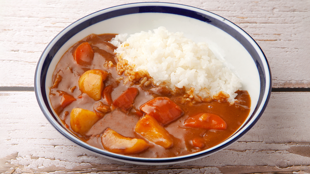 Ein Hauch von Japan: Genieße das aromatische japanische Curry mit duftendem Reis.