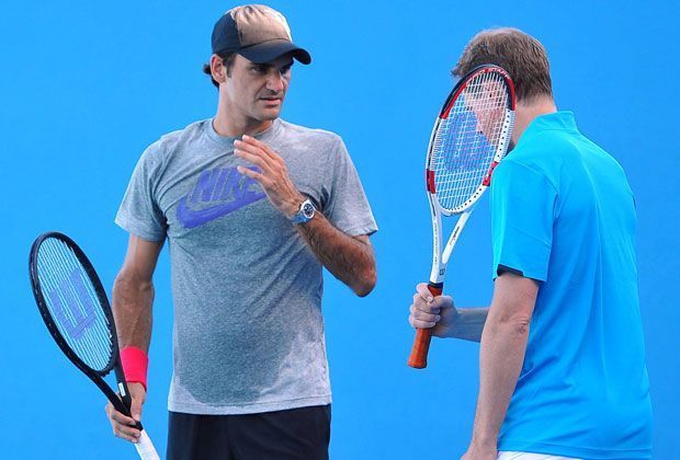 
                <strong>Stefan Edberg formt den "FedExpress" </strong><br>
                Federers Rückhand, zuletzt eine Schwachstelle, ist Edberg schon aufgefallen.
              