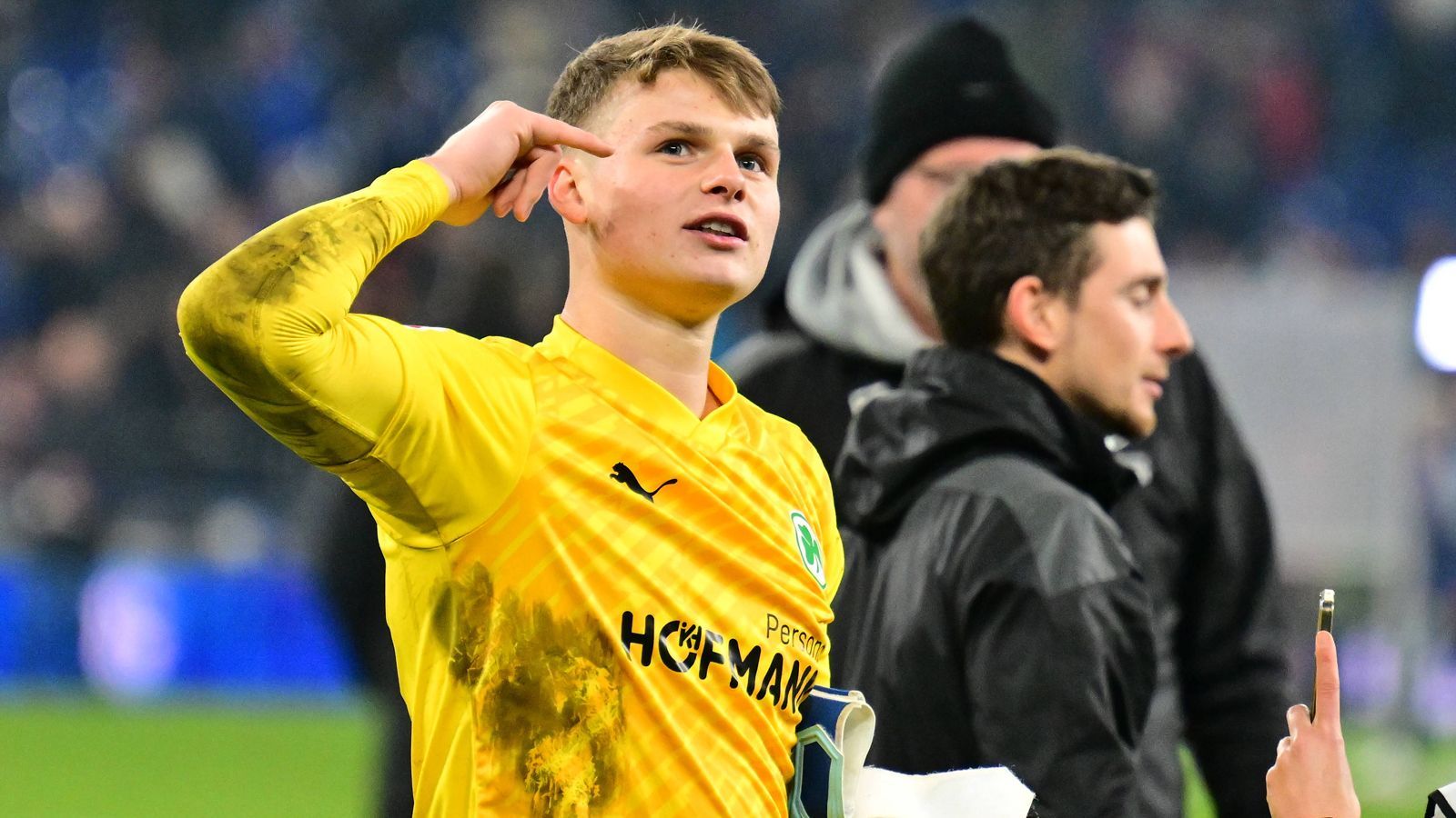 <strong>Torwart: Jonas Urbig (SpVgg Greuther Fürth)</strong><br>Tjark Ernst (Hertha BSC) wurde im Laufe der Hinrunde auch immer solider, doch Urbig gefiel uns insgesamt etwas besser. Der deutsche U21-Nationalkeeper, welcher vom 1. FC Köln an die Kleeblätter verliehen wurde, kassierte in 16 Spielen nur 19 Gegentore. Acht Mal konnte er die Null halten. Einer der Gründe, warum Fürth nach St. Pauli (15 Gegentreffer) die zweitbeste Defensive stellt.