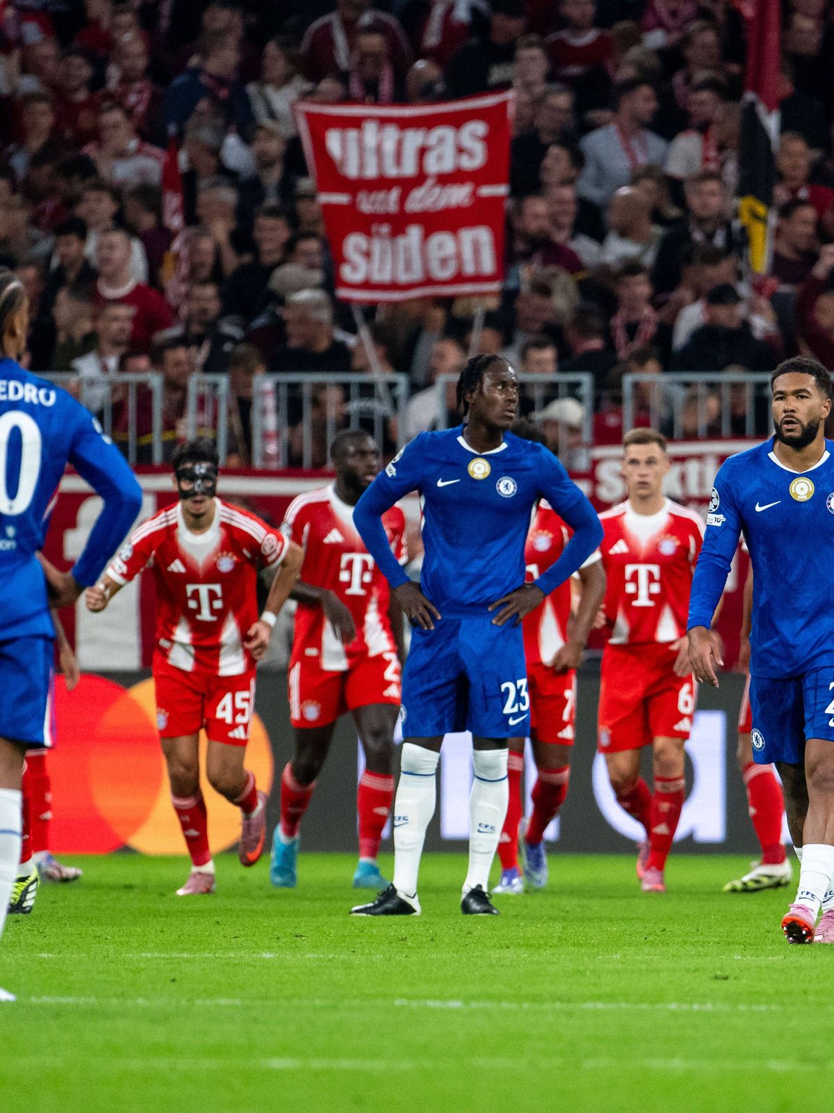 Reece James (FC Chelsea, 24), Trevoh Chalobah (FC Chelsea, 23), Joao Pedro (FC Chelsea, 20) aergert sich ueber das Tor zum 2:0, GER, FC Bayern Muenchen vs FC Chelsea FC, Fussball, UEFA Champions Le...