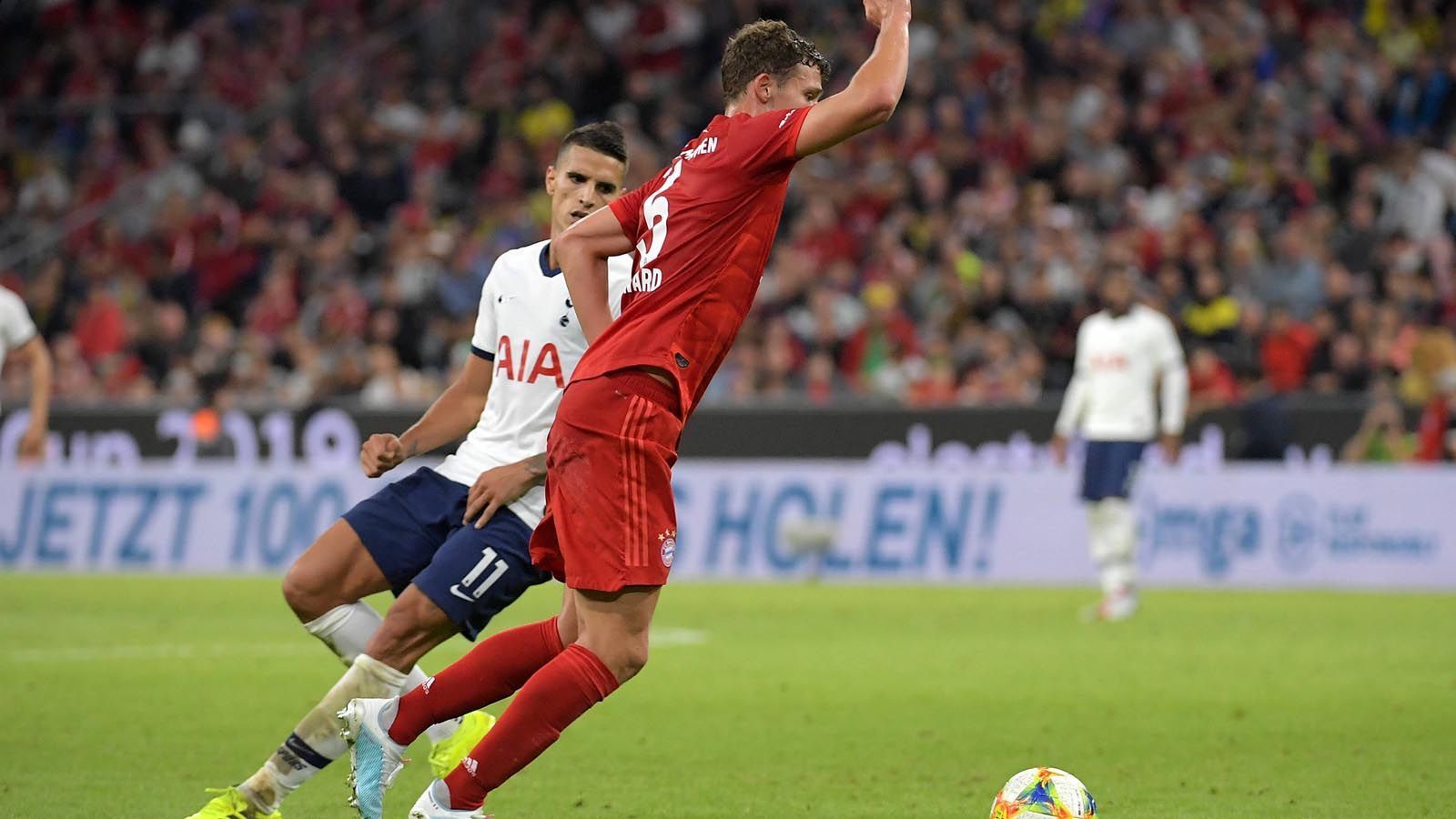 
                <strong>Benjamin Pavard</strong><br>
                Verlor gleich zu Beginn in zentraler Position ein Kopfball-Duell gegen Lucas Moura, Neuer verhinderte das Gegentor. Kam mehrmals zu spät, verursachte nach einer halben Stunde einen Freistoß am rechten Strafraumeck. Wurde von Son überlaufen, vor dem 0:2 im Strafraum ausgespielt. In dieser Form in der Innenverteidigung sicher keine Alternative. ran-Note: 5
              