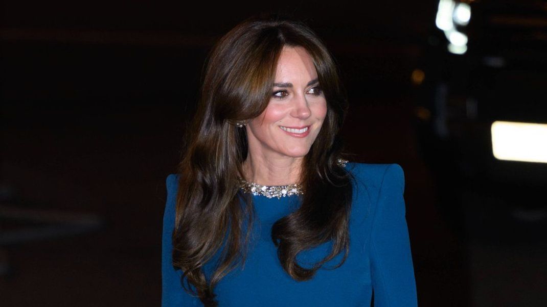 Dass Prinzessin Kate ein schönes Lächeln hat, beweist sie bei der Royal Variety Charity. Sie lächelt alle Gerüchte zum Enthüllungsbuch "Endgame" einfach weg.