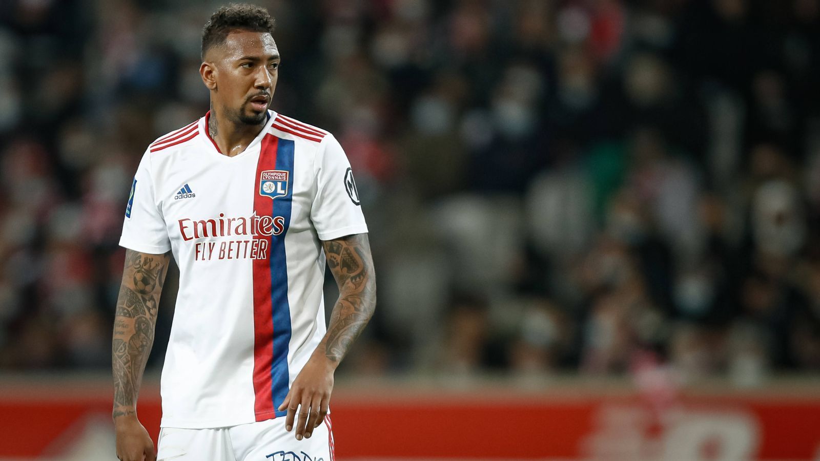 
                <strong>Jerome Boateng (Olympique Lyon)</strong><br>
                Erst im September stieß Jerome Boateng zu Olympique Lyon. Vorher hat der Weltmeister von 2014, der ablösefrei auf dem Markt war, keinen neuen Verein gefunden. Mit Lyon spielt Boateng allerdings eine schlechte Halbserie, OL beendete das Jahr auf Rang 13. Immerhin: Die Gruppe der Europa League gewannen die Lyonnais. Boateng kam dabei in 15 Spielen zum Einsatz, zwar traf er nicht selber, aber zwei Vorlagen gelangen dem Berliner.
              