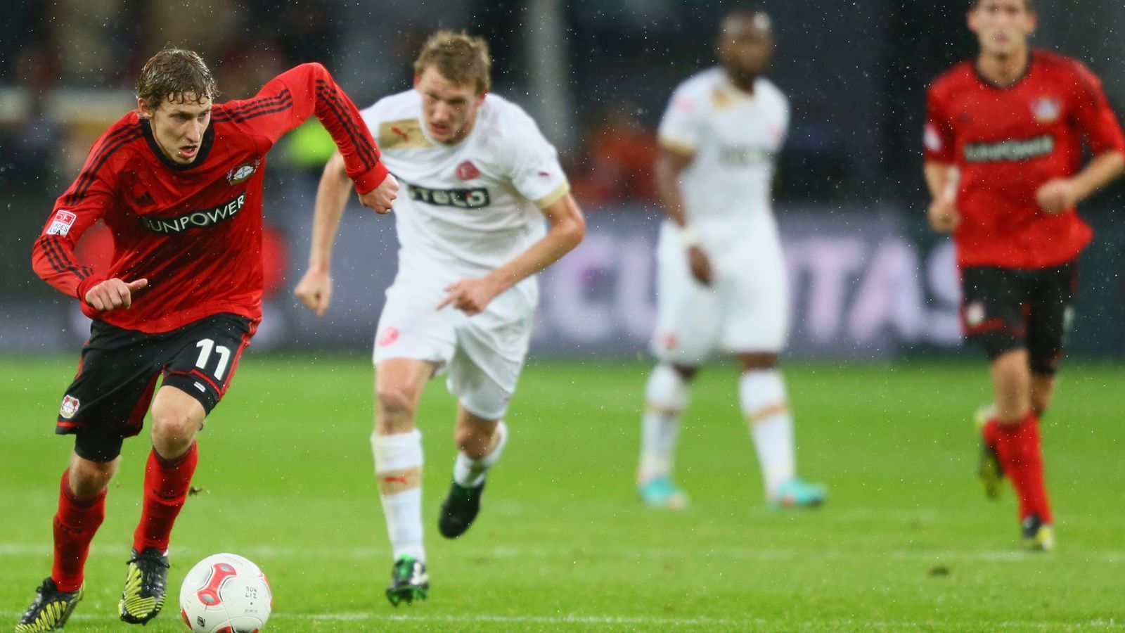 
                <strong>STURM: Stefan Kießling (Bayer 04 Leverkusen)</strong><br>
                Die Saison 2012/2013 war die Spielzeit, als Stefan Kießling zum KießKING wurde. Der schlacksige Stürmer traf wie er wollte, wurde mit 25 Toren vor Robert Lewandowski Torschützenkönig in der Bundesliga. Jogi Löw konnte er trotzdem nie begeistern.
              