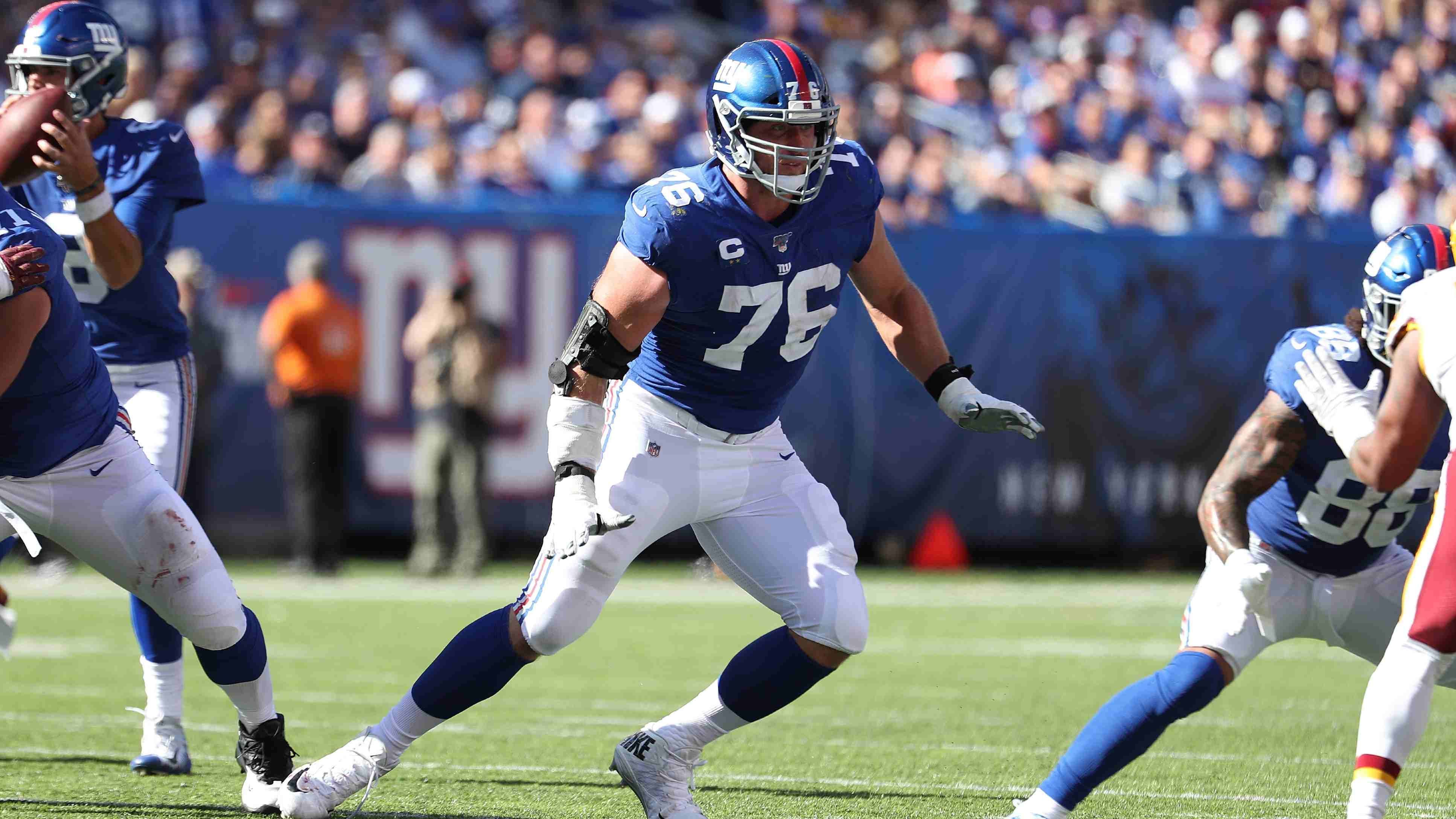 
                <strong>Nate Solder (New York Giants) </strong><br>
                Wie Offensive Tackle Nate Solder von den New York Giants gegenüber "ESPN" bestätigte, plant er nach einem Jahr Pause die Rückkehr zum Team. Er setzte in der vergangenen Saison aus, da sein ältester Sohn mit Krebs zu kämpfen hatte und seine Frau zu Beginn der Pandemie ein Neugeborenes zur Welt gebracht hatte. Aus sportlicher Sicht brauchen die Giants jede Hilfe in der Offensive Line, doch der Vertrag des 32-Jährigen könnte ein Hindernis darstellen. So würde er in der kommenden Saison 16,5 Millionen US-Dollar gegen den Salary Cap zählen, wobei die "Big Blue" bei einer Entlassung einen Großteil davon einsparen könnten. Die Parteien sollen sich in Kürze zusammensetzen und besprechen, ob eine Zusammenarbeit in der kommenden Saison für beide Seiten vorstellbar ist.  
              