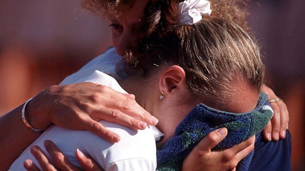 
                <strong>Martina Hingis anno 1999</strong><br>
                Doch 1999 begann gleichzeitg ihr Abstieg. Im Finale der French Open unterlag sie Steffi Graf. Ihr fehlten drei Punkte zum Sieg. Dieses Spiel gilt bis heute als Schlüsselmoment. Mit 22 Jahren gab sie ihren Rücktritt bekannt.
              