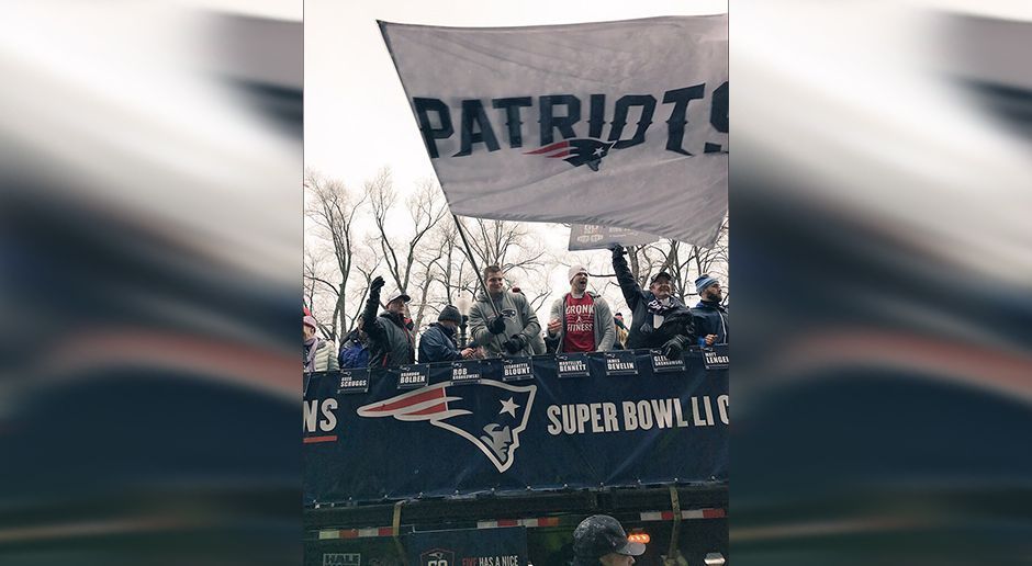 
                <strong>New England Patriots Super-Bowl-Parade</strong><br>
                Auch Spaßvogel Rob Gronkowski lässt sich die Feierlichkeiten nicht entgehen und hat sogar seine eigene Fahne mitgebracht.
              