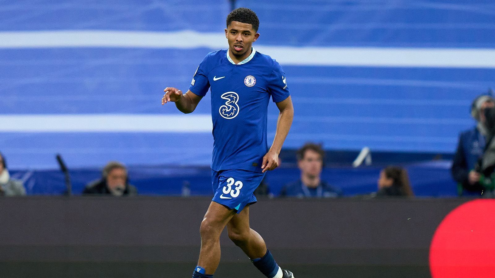 
                <strong>2. Wesley Fofana (FC Chelsea/ 80,4 Millionen Euro)</strong><br>
                Wesley Fofana war mit 80,4 Millionen Euro Ablöse der zweitteuerste Sommertransfer 2022/23. Vor zwei Jahren hatte Leicester den Innenverteidiger noch für weniger als die Hälfte von St. Etienne auf die Insel gelockt. Auch wenn Fofanas Marktwert in seinem ersten Chelsea-Jahr von 40 auf 65 Millionen anstieg, verlief die Saison für den 22-Jährigen nicht nach Plan. Aufgrund einer Knieverletzung verpasste er zwischen Oktober und Februar vier Monate. Danach aber zeigte Fofana, weshalb die "Blues" für ihn so tief in die Tasche gegriffen haben. Wegen der langen Ausfallzeit trotzdem nur ran-Note: 3
              