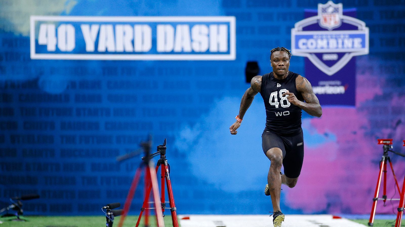 
                <strong>Gewinner: Henry Ruggs (Wide Receiver, Alabama Crimson Tide)</strong><br>
                Wide Receiver Henry Ruggs machte mit einer Zeit von 4,27 Sekunden beim 40 Yard Dash auf sich aufmerksam. Schneller war kein Receiver dieses Jahr. Damit landete der 21-Jährige nur minimal hinter der absoluten Bestmarke von John Ross, der 2017 in 4,22 Sekunden ins Ziel kam. Nach der Übung musste die Nachwuchshoffnung bei den restlichen Übungen aber vorsichtshalber zusehen. In seinen drei Jahren am College - die letzten beiden als kongeniales Duo mit Quarterback Tua Tagovailoa - kam Ruggs auf 24 Touchdowns bei 98 Receptions.
              