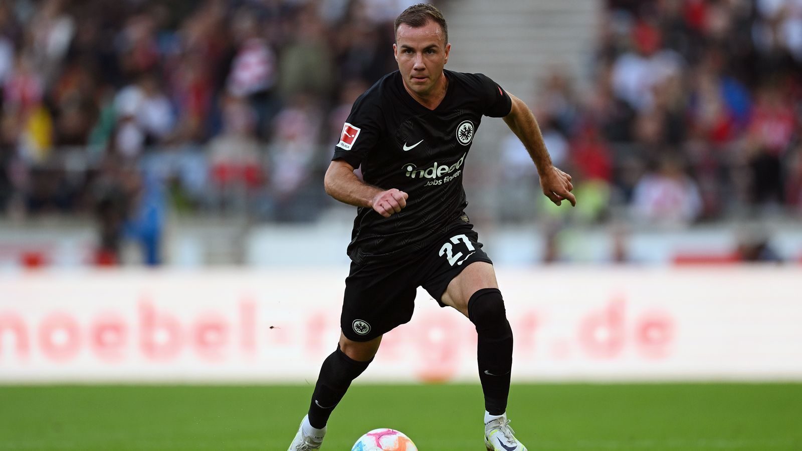 
                <strong>Mario Götze (Eintracht Frankfurt)</strong><br>
                2014 schoss Mario Götze das DFB-Team zum bislang letzten Weltmeister-Titel, acht Jahre später hat der mittlerweile 30-Jährige eventuell noch Außenseiterchancen, in den 26-Mann-Kader von Flick zu kommen. Mit seinem Wechsel von der PSV Eindhoven zu Eintracht Frankfurt ist der Offensivspieler nun zumindest wieder deutlich mehr im Fokus der Öffentlichkeit - und auch jenem von Flick. Für die Eintracht stand der Routinier in allen bisherigen sieben Bundesliga-Partien in der Startelf, im DFB-Team hat er die Erfahrung von 63 Länderspielen vorzuweisen.
              