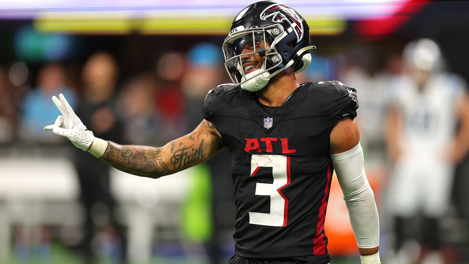 <strong>Atlanta Falcons: Jessie Bates III</strong><br>Bijan Robinson wäre als Running Back unser Offense-MVP der Falcons. Aber wie Jessie Bates die Defense unter anderem auf die nächste Stufe gehoben hat, ist Wahnsinn. Der Ex-Bengal ist als Safety der Kopf der Verteidigung und gibt ihr nach Jahren endlich wieder Stabilität.&nbsp;