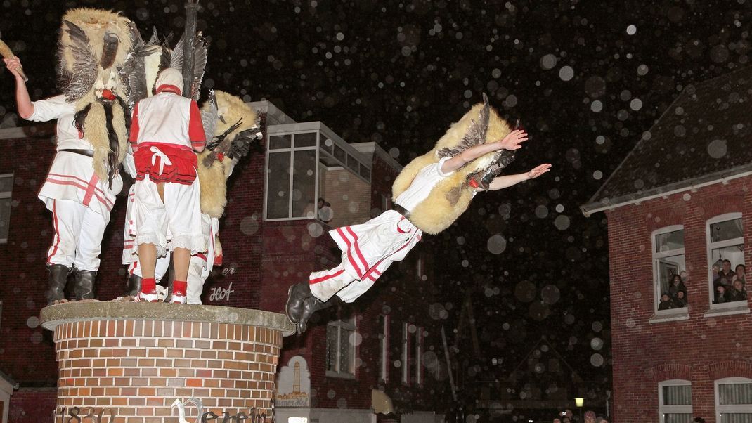 Das Schlagen von Frauen mit Kuhhörnern soll es bei dem diesjährigen Klaasohm-Fest auf Borkum nicht mehr geben. (Archivbild)