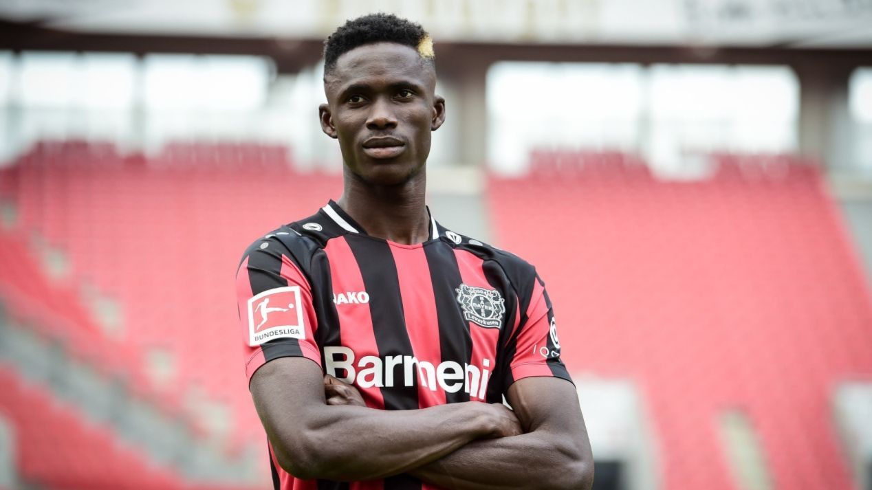 
                <strong>Odilon Kossounou (Bayer 04 Leverkusen) </strong><br>
                Neuzugang für die Werkself! Wie der Verein am Donnerstag bestätigte, wechselt Odilon Kossounou mit sofortiger Wirkung zu Bayer Leverkusen. Der ivorische Innenverteidiger unterschrieb laut Vereinsmitteilung einen Vertrag bis 2026. Die kolportierte Ablösesumme hat es in sich: Medienberichten zufolge investiert Bayer 24 Millionen Euro in den 20-Jährigen, der vom belgischen Erstligisten FC Brügge in die Bundesliga wechselt. "Die deutsche Bundesliga ist noch einmal etwas ganz anderes. In Leverkusen möchte ich beweisen, dass ich auch auf diesem Niveau ein Top-Spieler bin und der Mannschaft helfen kann", sagte der Spieler bei seiner Vorstellung. In Leverkusen erhält er die Rückennummer "6". 
              