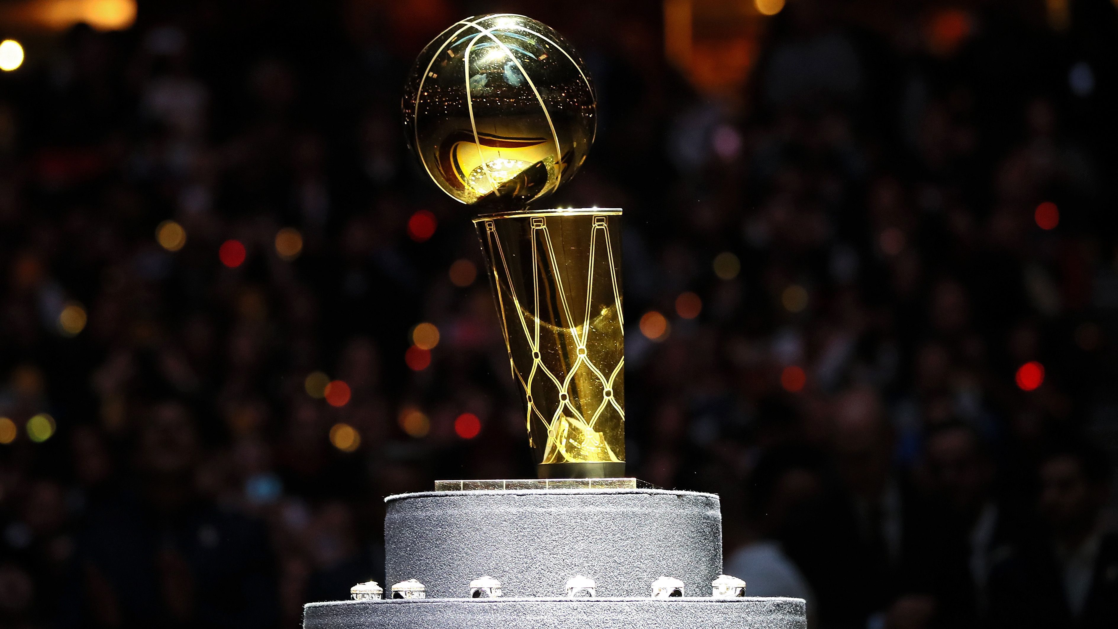 
                <strong>NBA Playoffs 2021</strong><br>
                It´s that time of the year! Die NBA Playoffs stehen vor der Tür und haben mal wieder allerhand Überraschungen im Gepäck - unter anderem flogen die Golden State Warriors in einem Overtime-Thriller gegen die Memphis Grizzlies noch aus den Playoffs und mussten im direkten Duell Memphis den Vortritt für die NBA-Endrunde überlassen (alle Infos zu den NBA-Playoffs in der Nacht von Samstag auf Sonntag ab 00:05 Uhr in "Locker Room - das ran US-Sport Magazin"). Ab Samstag den 22. Mai beginnt nun die Post-Season in der National Basketball Association mit 16 Teams, die allesamt um die Larry O´Brien Trophäe kämpfen. Es erwarten uns vier Wochen voll mit Spannung, Kampf und Emotionen. Mit dabei sind MVPs, Vorjahresmeister, Superstars und Neulinge. ran.de zeigt euch die Match-Ups in der ersten Runde und gibt euch einen kurzen Überblick, was man in den Duellen erwarten darf. 
              