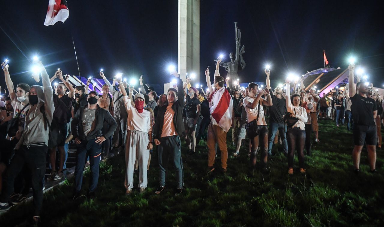 Das Handy in den Himmel gereckt: Protestierende in Minsk. Kurz nachdem die Wahllokale schlossen, formierte sich im ganzen Land Protest.