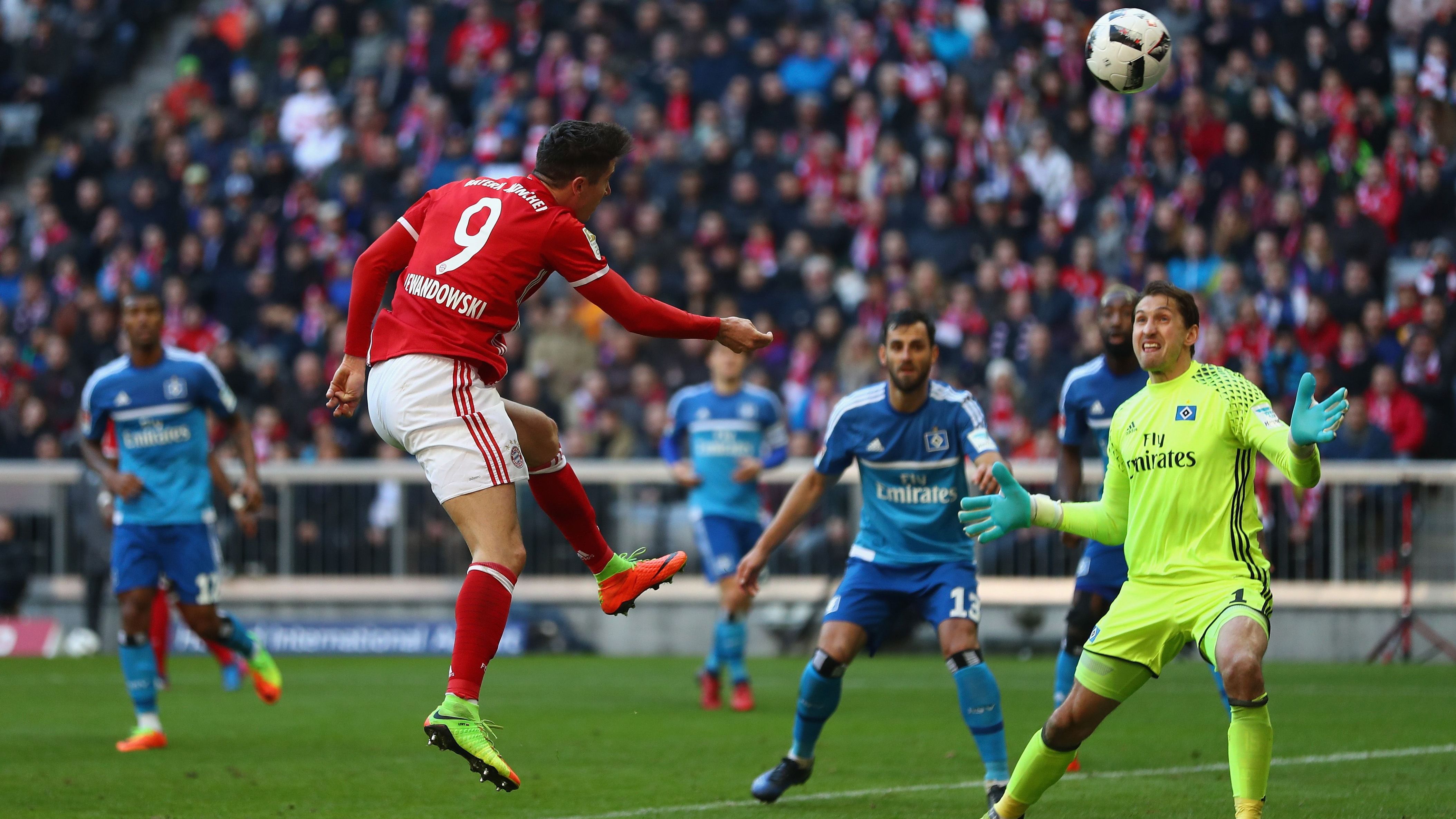 <strong>FC Bayern München - Hamburger SV 8:0 (25. Februar 2017)</strong><br>Auch im Jahr 2017 war Lewandowski einer der Haupt-Protagonisten für den HSV-Niedergang in der Allianz Arena. Beim 8:0-Kantersieg der Münchner traf der Pole drei Mal. An diesem 25. Februar war die Partie ebenfalls schon zur Pause entschieden, die Münchner führten mit 3:0. Später trug auch noch Joker Kingsley Coman einen Doppelpack zu einer weiteren HSV-Klatsche bei.