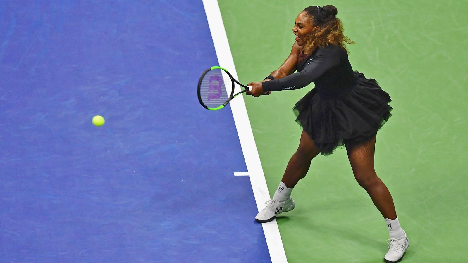 
                <strong>Serena Williams - US Open 2018</strong><br>
                Um für etwas Abwechslung zu sorgen, hatte der Sport-Ausrüster ihr den Look auch in schwarz zur Verfügung gestellt. Für die Figur ein wenig schmeichelhafter. Passend zum Tüll-Outfit gab es auch eine "Trainingsjacke" ... 
              