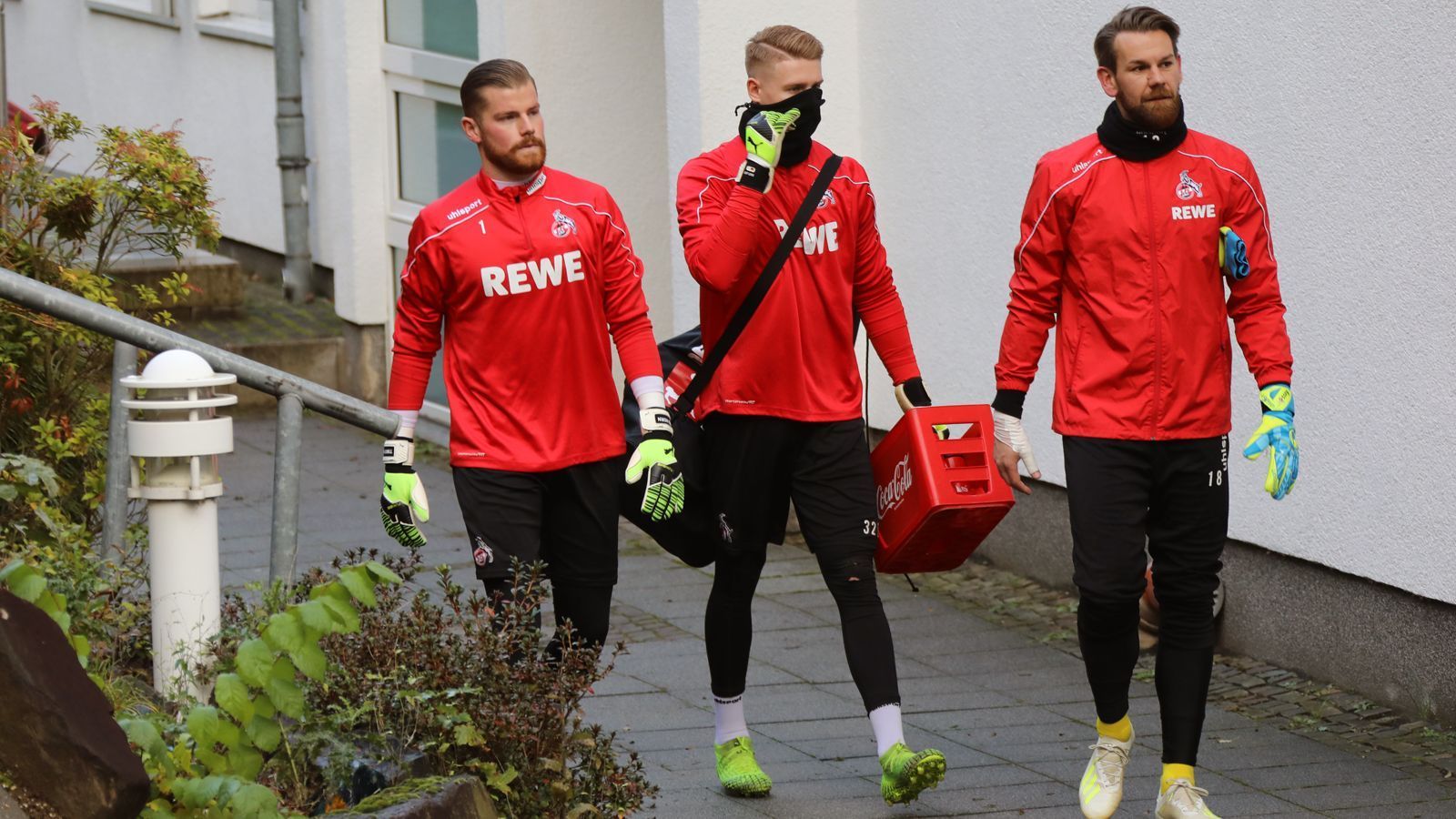 
                <strong>1. FC Köln</strong><br>
                Timo Horn (li.) wird auch in die Saison 2020/21 als Kölns Nummer 1 gehen. Das Eigengewächs wird jedoch voraussichtlich noch einen neuen Konkurrenten im Kampf um den Stammplatz erhalten. Der Vertrag mit dem bisherigen Horn-Backup Thomas Kessler wurde nicht mehr verlängert, daher sind die Domstädter auf der Suche nach einem Ersatz für den 34-Jährigen, der einst (wie auch Horn) der FC-Jugendabteilung entsprang. Aufgrund des offenen Kaderplatzes gab es viele Gerüchte um eine neue Nummer 2 bei den Kölnern: Philipp Kühn (Osnabrück), Kevin Broll (Dynamo Dresden), Benjamin Uphoff (vereinslos, zuvor KSC) und Frederik Rönnow (Eintracht Frankfurt).
              