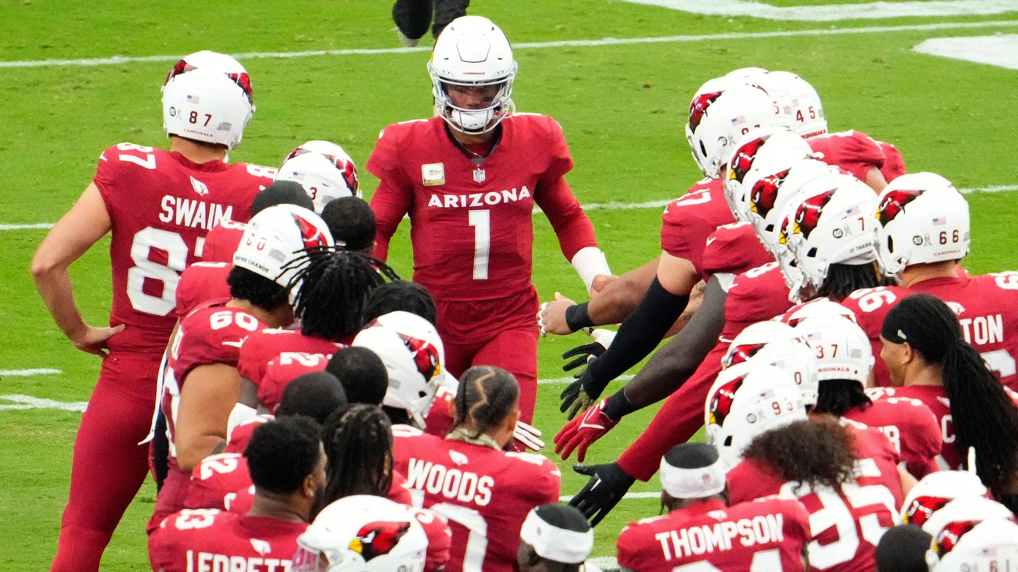 <strong>Platz 23: Arizona Cardinals<br></strong>Kyler Murray deutete nach seinem Comeback seine Qualitäten an und könnte der Schlüsselspieler für die kommende Spielzeit werden. Wide Receiver Marvin Harrison wird der Offensive weiteres Leben einhauchen. Allerdings darf die Last auf seinen Schultern nicht zu früh zu hoch sein. Die Offensive Line könnte besser sein, die Kadertiefe ist ebenfalls an vielen Stellen dürftig.