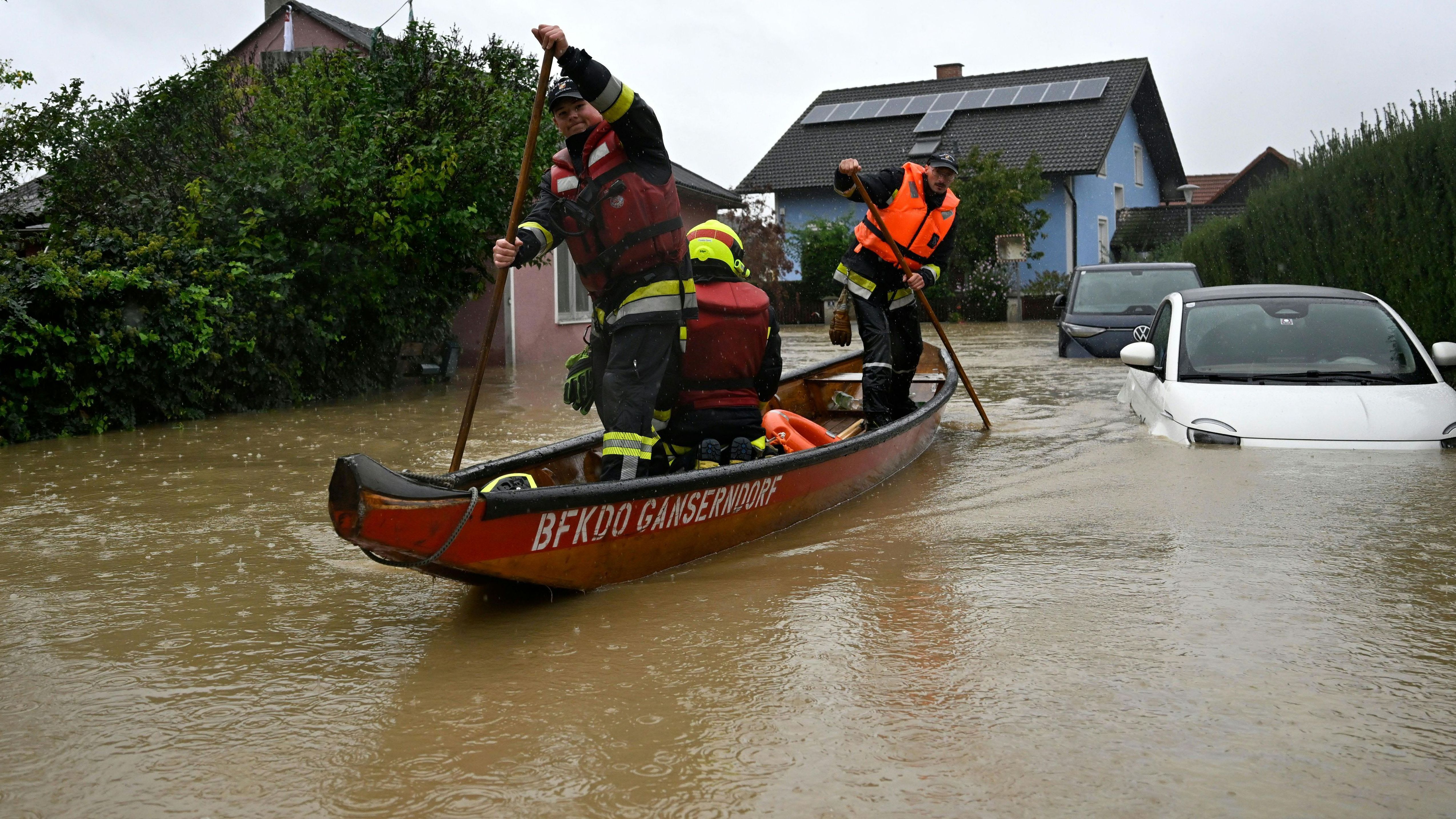 Zillenfahrer der Feuerwehr im vom Hochwasser getroffenen Rust im Tullnerfeld. In Niederösterreich kommt es weiterhin zu starken Niederschlägen und Überschwemmungen.