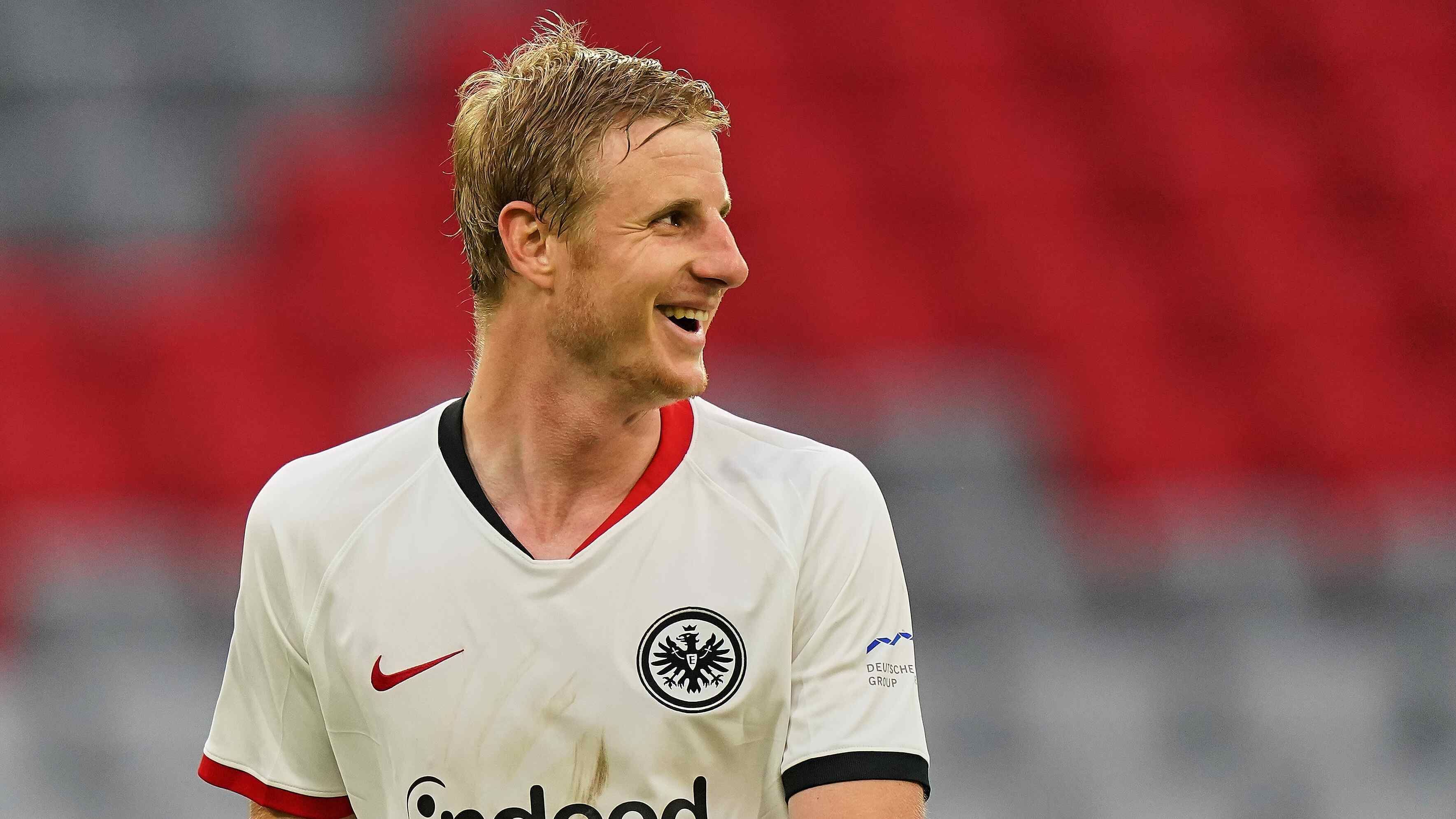 
                <strong>Abwehr: Martin Hinteregger (Eintracht Frankfurt) </strong><br>
                Wilder hätte die Saison für Martin "Hinti" Hinteregger nicht starten können. Lange zofften sich Eintracht Frankfurt und der FC Augsburg über eine passende Ablösesumme für den Österreicher. Schließlich wechselte er für neun Millionen Euro fest zur Eintracht und überzeugte dort auf ganzer Linie. In der Bundesliga machte er 31 Spiele und entwickelte sich bei den Adlern zum Abwehrchef. Auch offensiv wusste der 27-Jährige zu überzeugen: Mit acht Toren und zwei Vorlagen legte er für einen Innenverteidiger fast surreale Werte auf. Mit den zweitmeisten Minuten in dieser Saison bei der Eintracht zeigt sich, wie wichtig Hinteregger für das Spiel von Trainer Adi Hütter ist. 
              