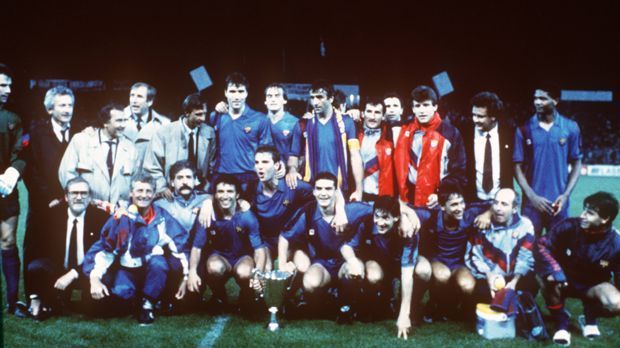 
                <strong>Europapokalsieger 1989 mit dem FC Barcelona </strong><br>
                Bereits in jungen Jahren kam Ernesto Valverde als Spieler in der spanischen Liga viel herum. Nach Stationen bei Deportivo Alaves, Sestao SC und Espanyol Barcelona wechselte der damals 24-Jährige 1988 zum FC Barcelona. Unter Johan Cruyff, der ihn inspirierte, später selbst Trainer zu werden, gewann er in seiner ersten Spielzeit bei den Katalanen den Europapokal der Pokalsieger. Ein Jahr später sicherte er sich mit seinem Team die Copa del Rey. Allerdings war der ehemalige Stürmer kein Stammspieler: In zwei Jahren spielte er 22 Mal, dabei schoss er acht Tore. 
              