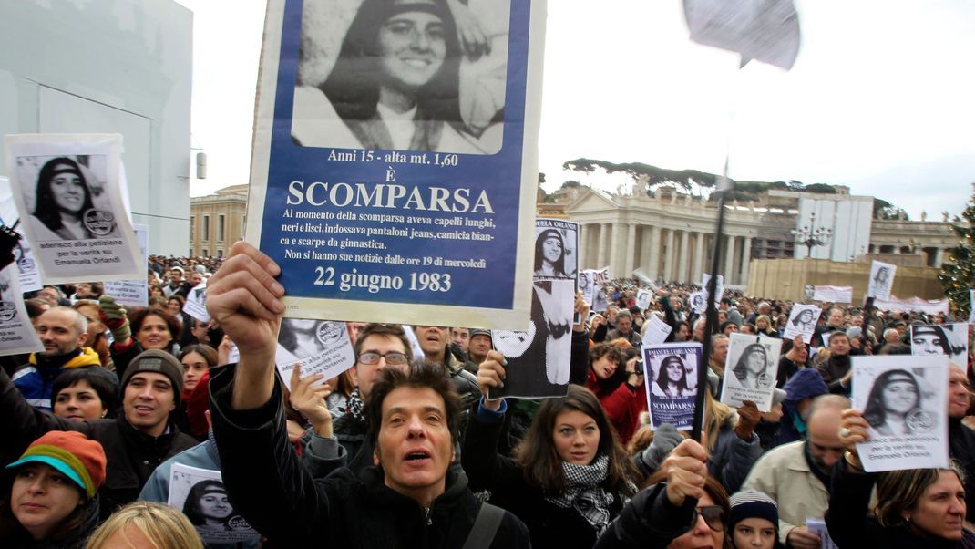 Pietro Orlandi zeigt ein Foto seiner vermissten Schwester Emanuela auf dem Petersplatz (2011).