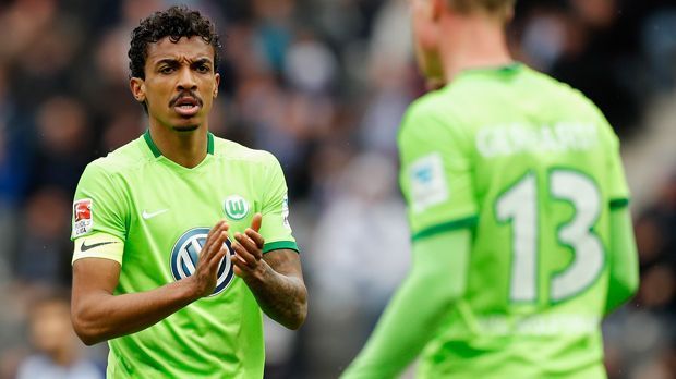 
                <strong>Defensives Mittelfeld - Luiz Gustavo (VfL Wolfsburg)</strong><br>
                Der sportliche Abstieg des Luiz Gustavo könnte tatsächlich auch im Abstiegs seines Klubs übergehen. Denn weder der Brasilianer noch seine Kollegen brachten den VfL Wolfsburg in sichere Tabellenregionen. Dass der Abräumer mit der aktuellen Situation überfordert ist, zeigte sein Ausraster zuletzt beim Platzverweis gegen den FC Bayern, der ihn auch zum alleinigen Bundesliga-Rekordhalter mit sieben Gelb-Roten Karten machte. Dennoch setzt Coach Jonker weiterhin auf einen der zahlreichen VfL-Absteiger der laufenden Saison. Nun steht das Relegations-Endspiel gegen den HSV an. In dieser heiklen Situation könnte Luiz Gustavo zumindest den Worst Case noch verhindern, aber nicht, dass das Fazit der Wolfsburger Saison 2016/17 mehr als ernüchternd ausfällt.
              