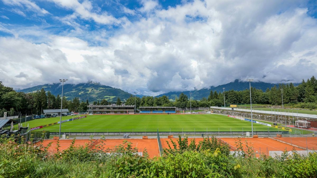 Der Platz in der Saalfelden-Arena ist unbespielbar