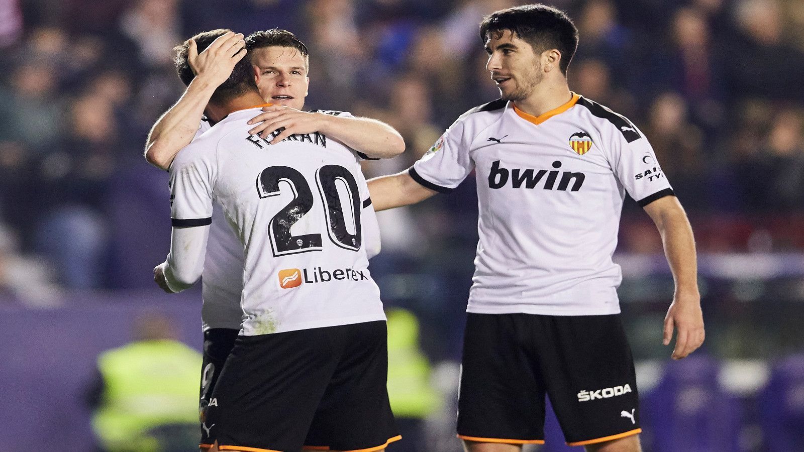 
                <strong>FC Valencia </strong><br>
                Gruppensieger wurde der FC Valencia, der durch einen 1:0-Sieg Ajax Amsterdam vom Spitzenplatz verdrängte und in die Europa League schickte. Die "Fledermäuse" stehen als drittes spanisches Team im Achtelfinale.   
              