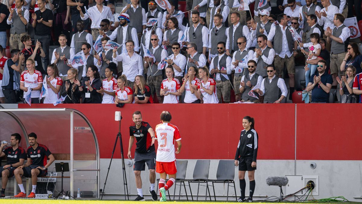 
                <strong>Die Bayern-Männer unterstützen die Bayern-Frauen</strong><br>
                Am Tag nach dem eigenen Meister-Triumph erscheinen die Bayern-Männer beim letzten Saisonspiel der Bayern-Frauen, die vor den Augen von Kimmich, Musiala & Co. die Frauen-Meisterschaft holen.
              