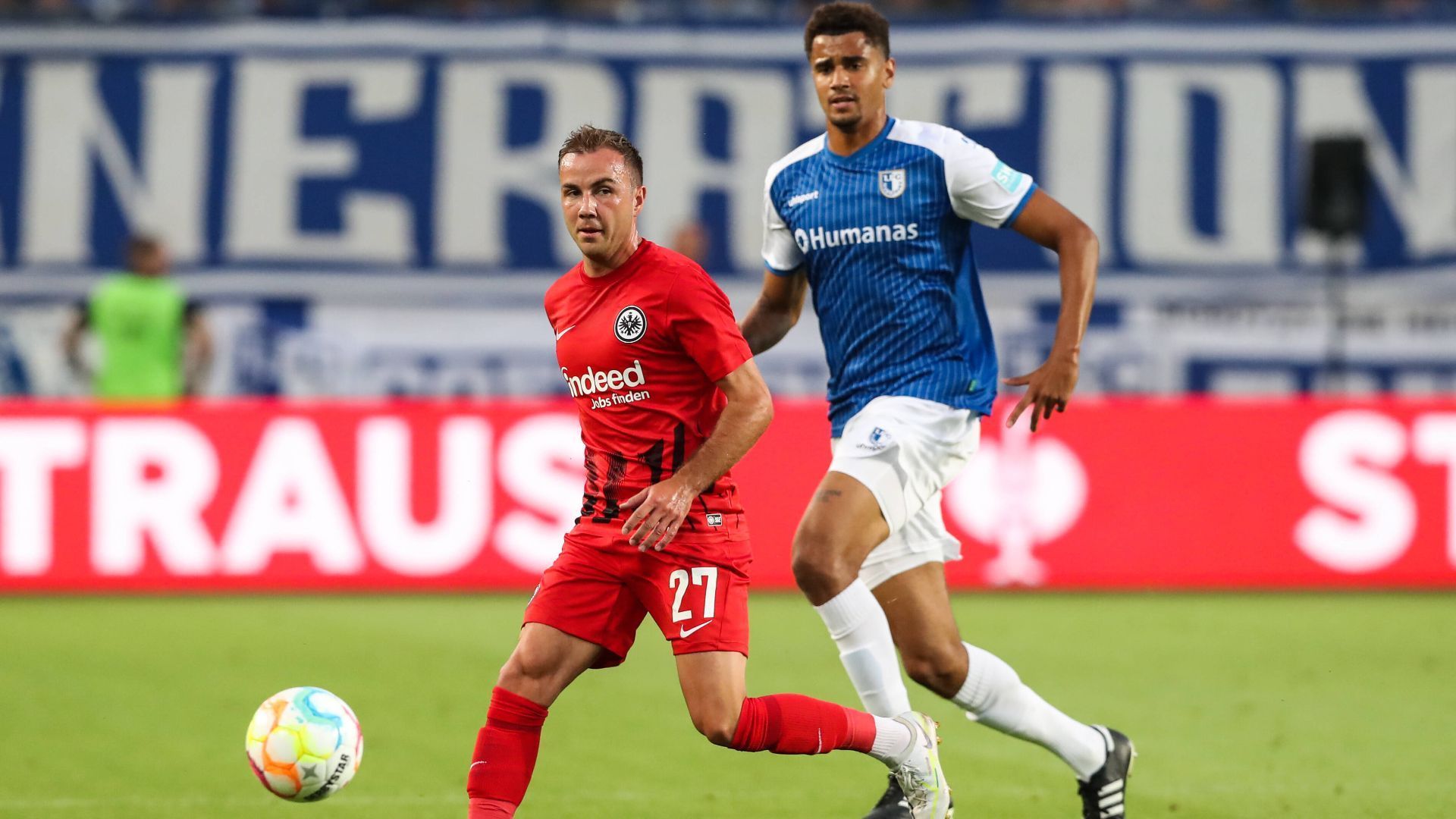 
                <strong>Jamie Lawrence (1. FC Magdeburg)</strong><br>
                Der gebürtige Münchner (r., im Pokal gegen Frankfurt) gehörte zu den aufstrebenden Talenten der zweiten Bayern-Mannschaft, die ihr Potenzial aber nach dem Abstieg in die Regionalliga nicht weiterentwickeln konnten. Deshalb entschieden sich die Münchner, den 2,01 m großen Innenverteidiger an den Zweitligisten 1. FC Magdeburg zu verleihen. Der Start in seiner neuen Heimat verlief jedoch nicht nach Wunsch. In acht Einsätzen flog er schon zwei Mal vom Platz. Jedoch ist ebenso seine Torvorlage beim 4:4 in Kaiserslautern erwähnenswert. Der 19-Jährige hat aber noch Zeit, im Profifußball zu reifen. Beim FCM läuft sein Leihvertrag bis 2024, die Bayern haben ihn sogar bis 2026 an sich gebunden.
              