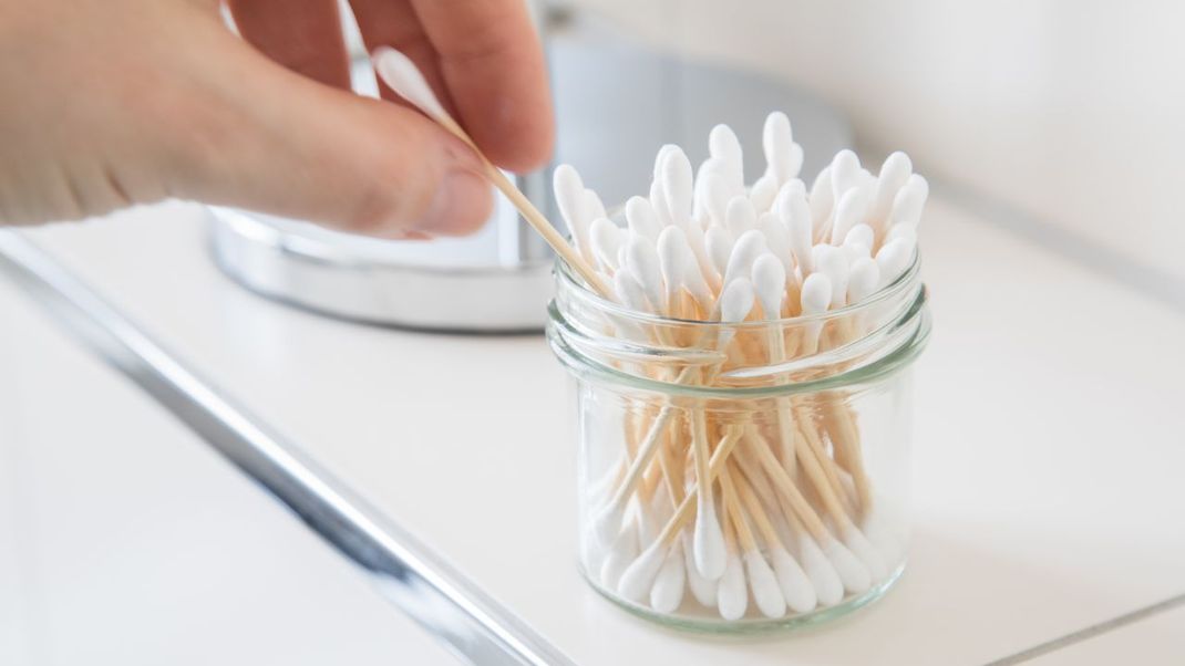 Die gängigste Verwendung von Q-Tips und Wattestäbchen ist die Reinigung der Ohren. Dennoch wird das Einführen von Wattestäbchen ins Ohr weder von Herstellern noch von medizinischen Expert:innen empfohlen.