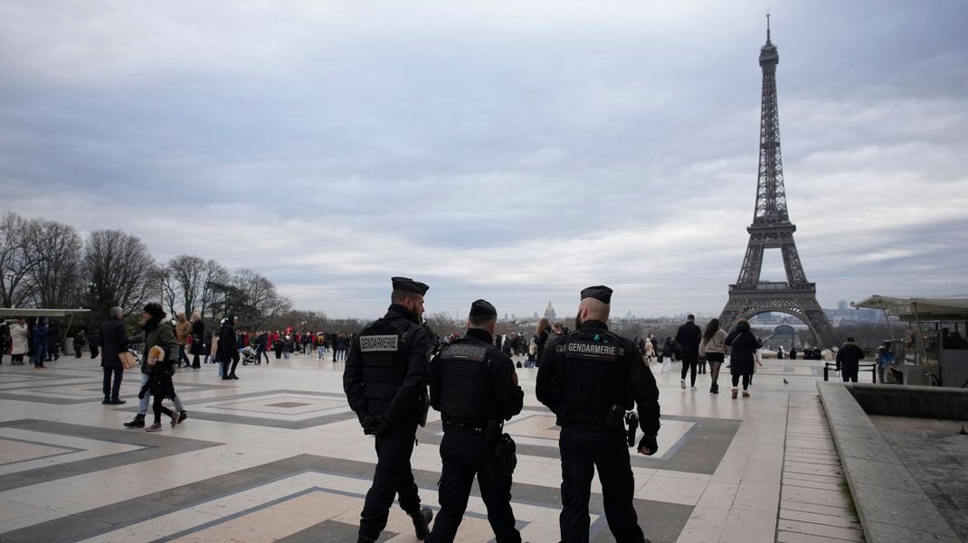 Französische Polizisten patrouillieren auf dem Trocadero-Platz in der Nähe des Eiffelturms.