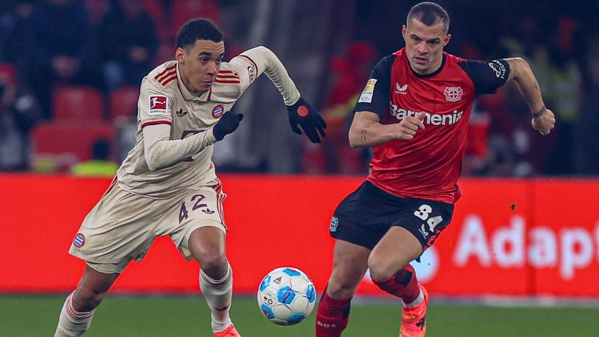 Jamal Musiala (Bayern München Muenchen, 42) im Zweikampf gegen Granit Xhaka (Bayer 04 Leverkusen, 34), GER, Bayer 04 Leverkusen vs. FC Bayern München Muenchen, Fussball, 1. Bundesliga, 22. Spieltag...