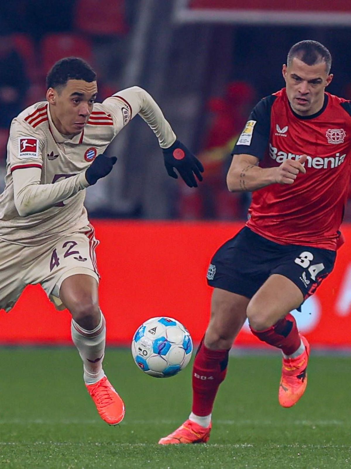 Jamal Musiala (Bayern München Muenchen, 42) im Zweikampf gegen Granit Xhaka (Bayer 04 Leverkusen, 34), GER, Bayer 04 Leverkusen vs. FC Bayern München Muenchen, Fussball, 1. Bundesliga, 22. Spieltag...