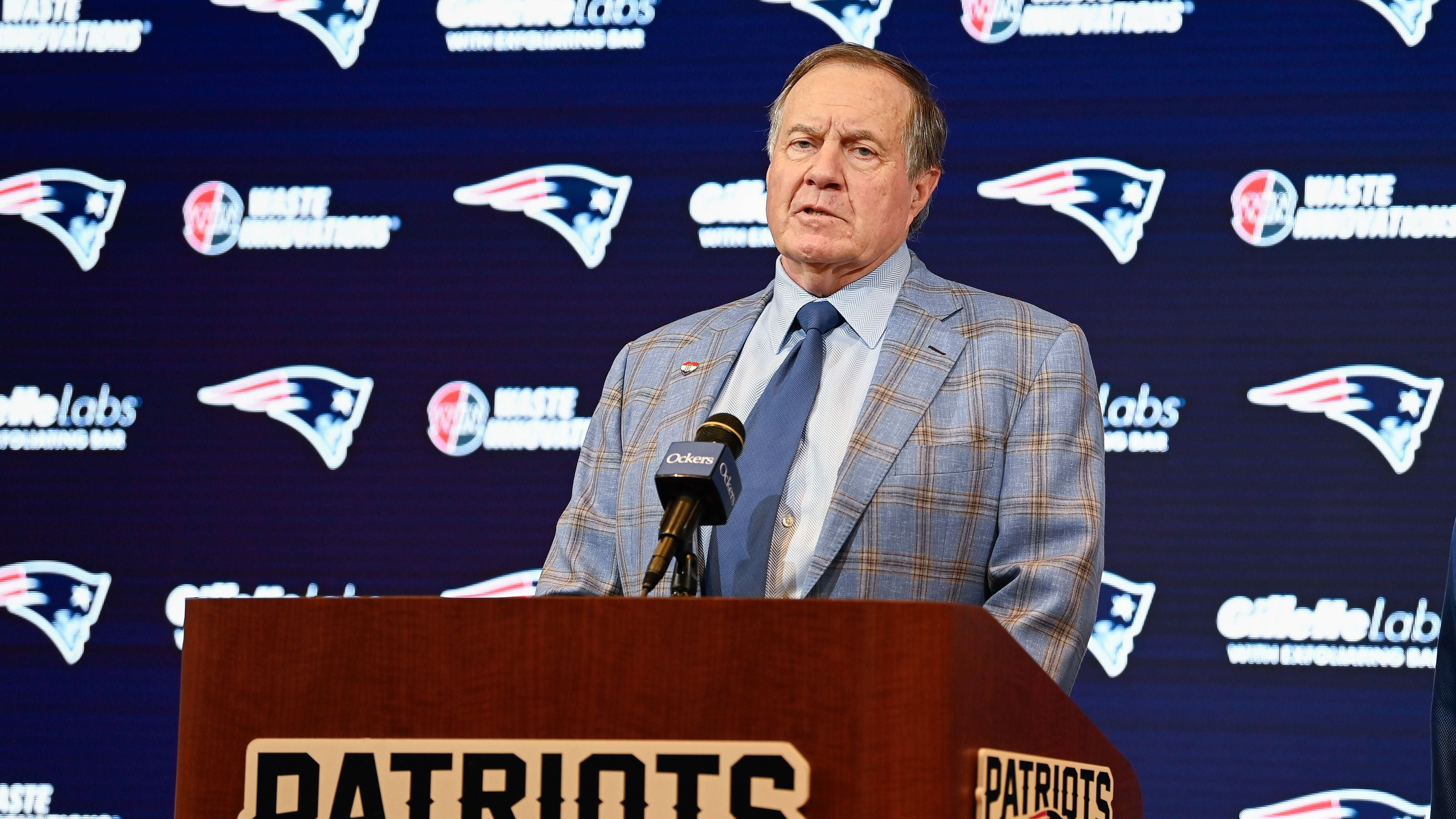 <strong>So sah die Welt aus, als Bill Belichick zuletzt keinen NFL-Job hatte<br></strong>Bill Belichick ist eine Trainer-Legende. Ein NFL-Urgestein. Seinen ersten Job trat er 1975 (!) an, bei den Colts, die damals noch in Baltimore spielten. Lange war der junge Belichick als Assistenztrainer in der Liga unterwegs, erst 1991 trat er bei den Cleveland Browns seinen ersten Job als Head Coach an. Ab 2000 dann den zweiten, bei den New England Patriots.