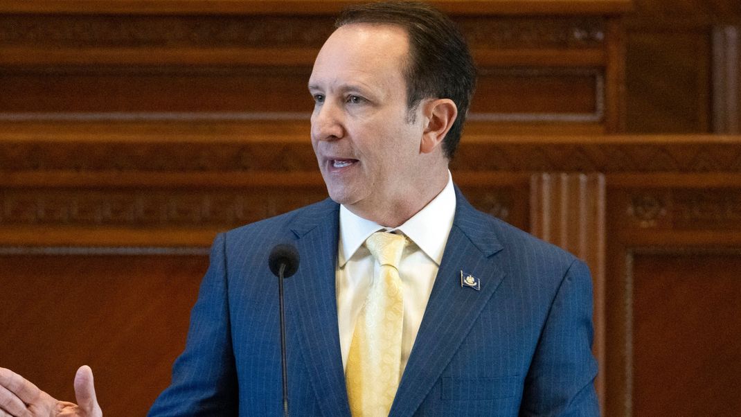 Louisianas Gouverneur Jeff Landry unterzeichnete ein Gesetz, dass die Zehn Gebote unter anderem in Schulen ausgehängt werden müssen.