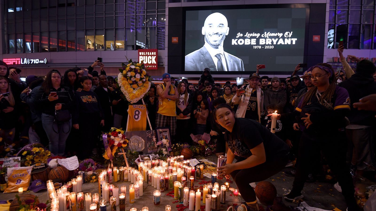 
                <strong>Tod durch Helikopterabsturz</strong><br>
                Am 26. Januar 2020 versetzte die Meldung vom Tod von Kobe Bryant die Welt in Schockstarre. Der 41-Jährige und seine zweitälteste Tochter verstarben mit sechs weiteren Insassen sowie dem Pilot bei einem Helikopter-Absturz. Der Hubschrauber war auf dem Weg zu einem von Bryant ausgerichteten Basketball-Turnier, an dem auch seine Tochter teilnehmen sollte.
              