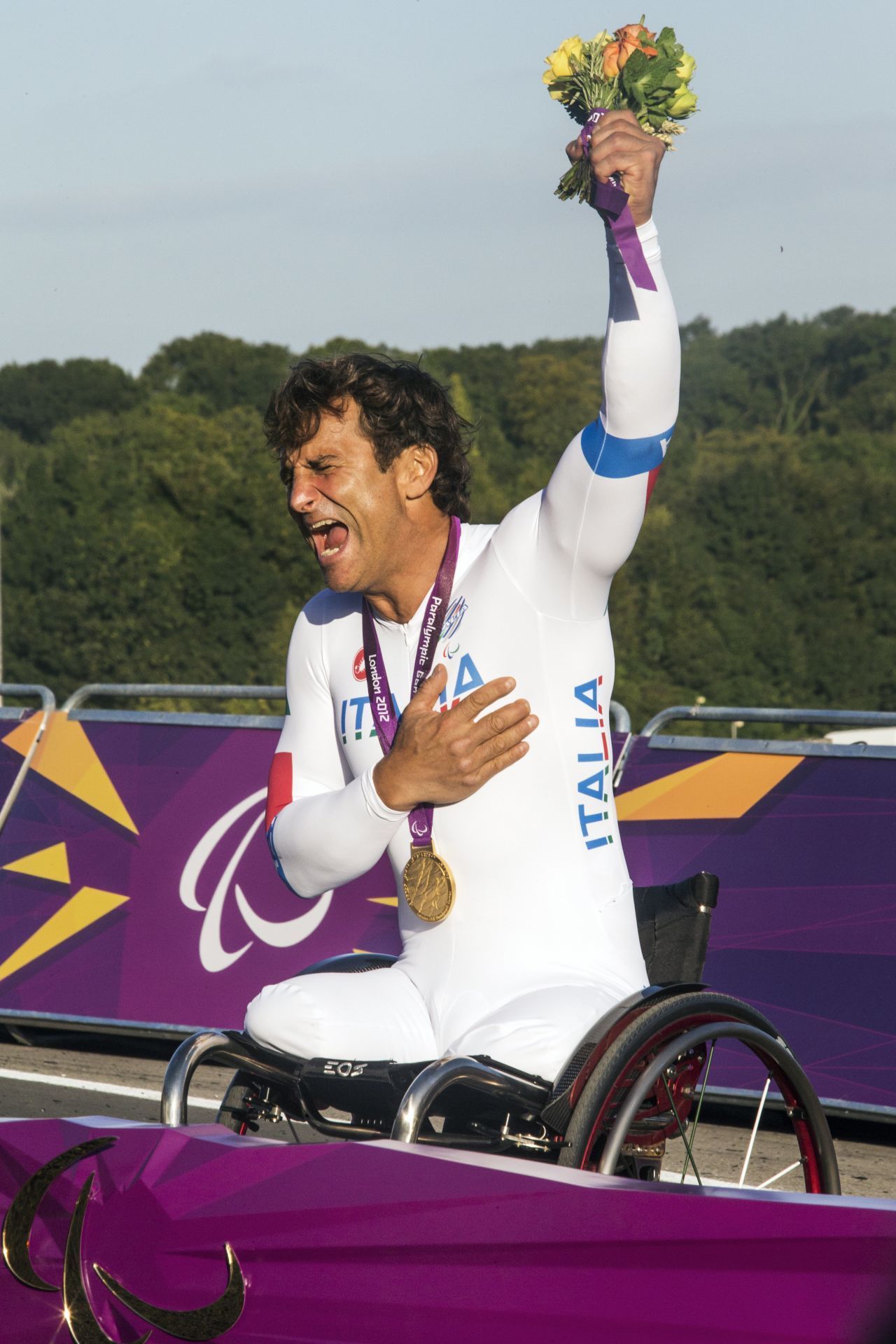 Alex Zanardi fuhr jahrelang Formel-1-Rennen. 2001 verlor er bei einem Unfall beide Beine. Nur 3 Jahre später stieg er wieder ins Rennauto - mit speziell angefertigten Prothesen - und gewann 4 Tourenwagen-WM's. 2007 stieg er auf Radrennen um und entwarf sein eigenes Handbike. Damit gewann er 3 Gold-Medaillen bei den paralympischen Spielen.